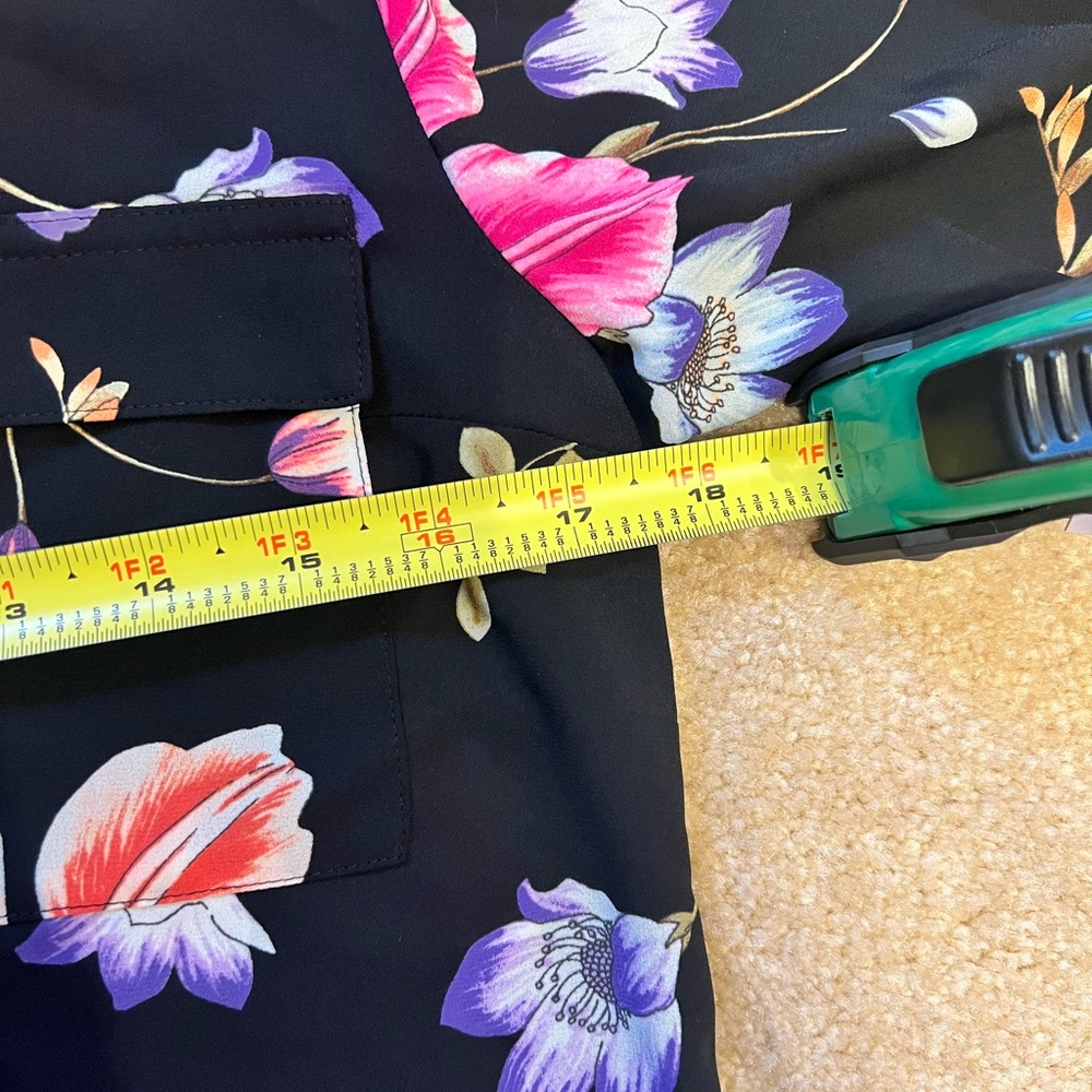 Express Floral Two Pocket Front Zip Shirt- Extra Small/Petit - Picture 9 of 9